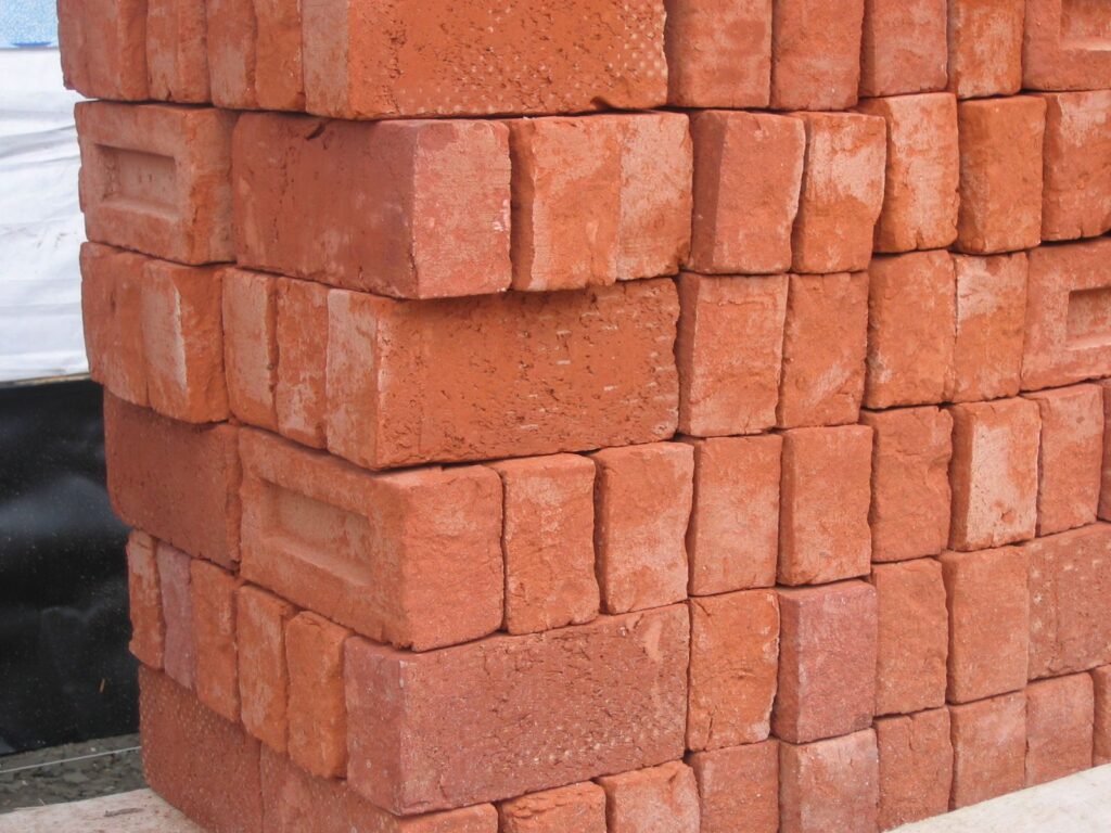 Stapel_bakstenen_-_Pile_of_bricks_2005_Fruggo