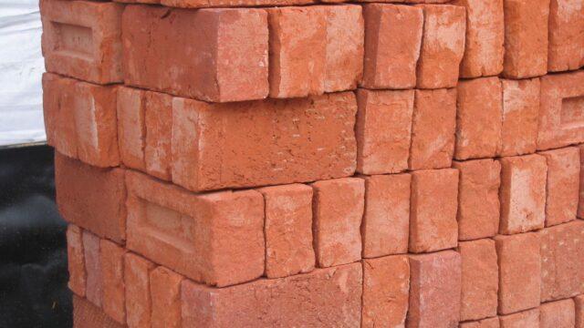 Stapel_bakstenen_-_Pile_of_bricks_2005_Fruggo